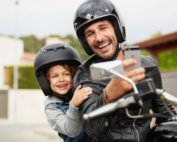 a que edad pueden ir los niños en moto