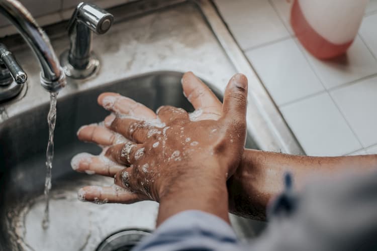 Lavarse las manos para evitar el coronavirus en el hogar.