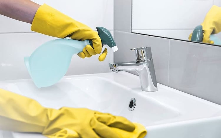Limpiar para evitar el coronavirus en el hogar.