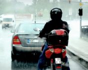 Cómo conducir una moto con lluvia.