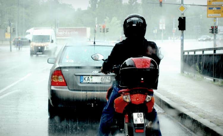 Cómo conducir una moto con lluvia.