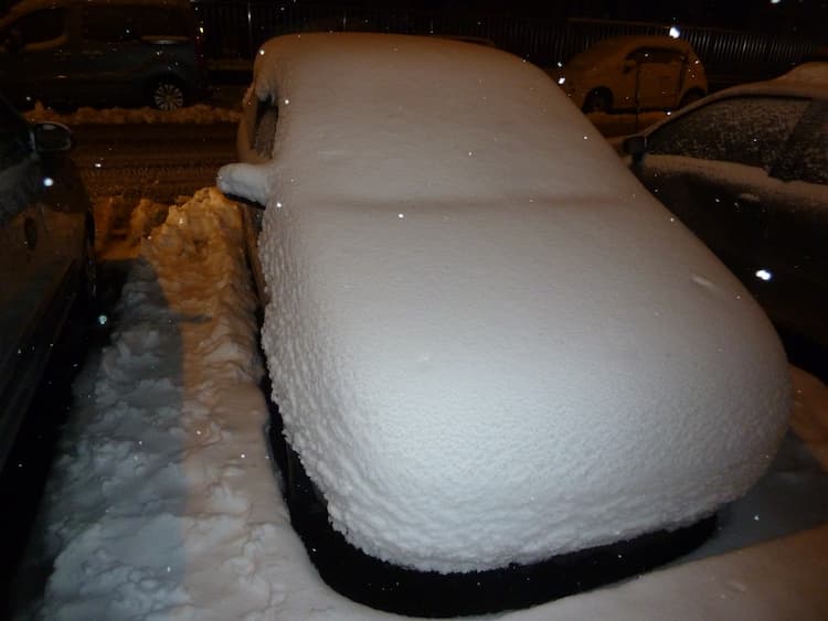 Cómo quitar la nieve del coche
