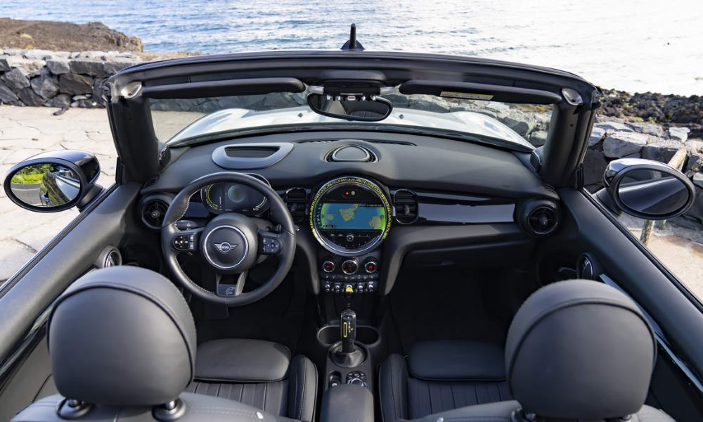 Mini Cooper SE Cabrio Eléctrico interior - Fuente: revista Motor Mundial