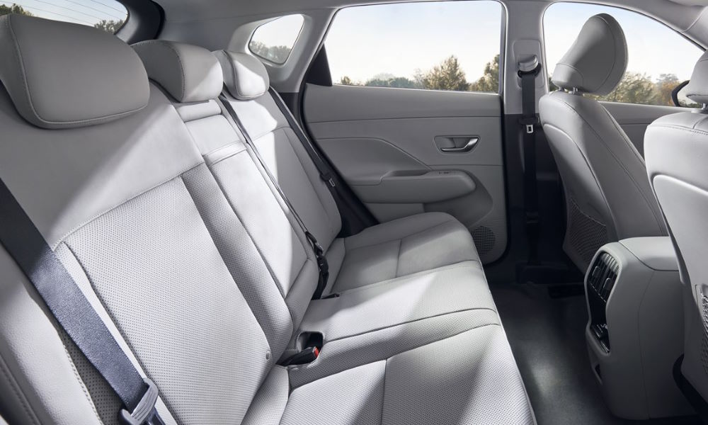 Hyundai Kona 2023 interior trasera - Fuente: revista Motor Mundial