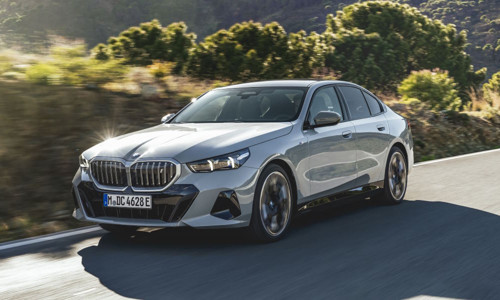 BMW Serie 5 2024 ¾ delantera dinámica - Fuente: revista Motor Mundial