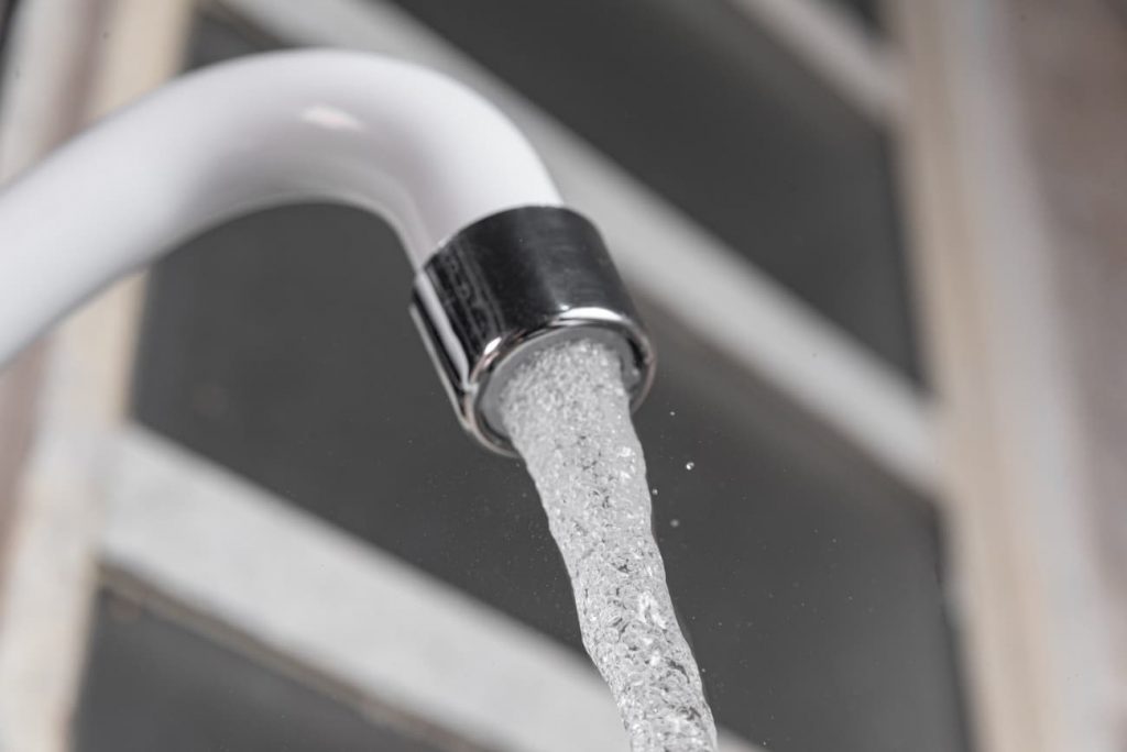 regular la presión de agua 