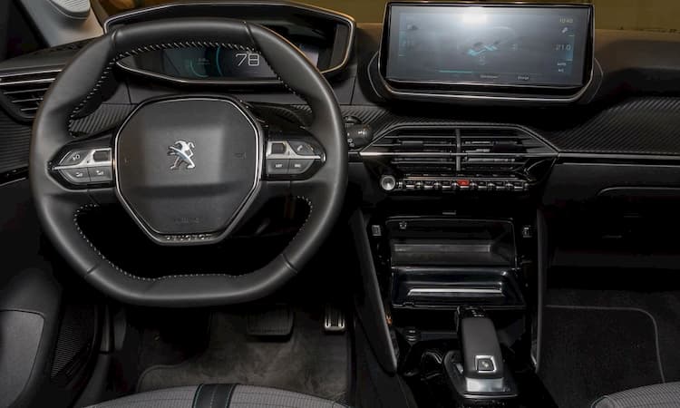 Peugeot E-208 eléctrico interior.