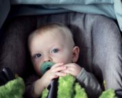 Los niños en el asiento delantero del coche.