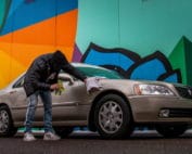 Limpieza de un coche en seco.