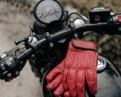 Guantes para moto obligatorios.