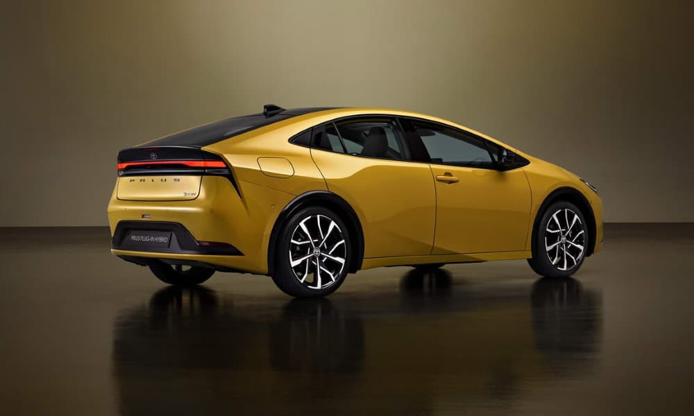 Toyota Prius 2023 ¾ trasera - Fuente: revista Motor Mundial