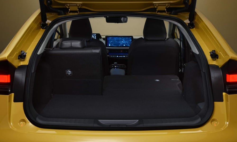 Toyota Prius 2023 plazas traseras - Fuente: revista Motor Mundia