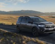 Dacia Jogger Hybrid 2023 ¾ delantera dinámico - Fuente: revista Motor Mundial