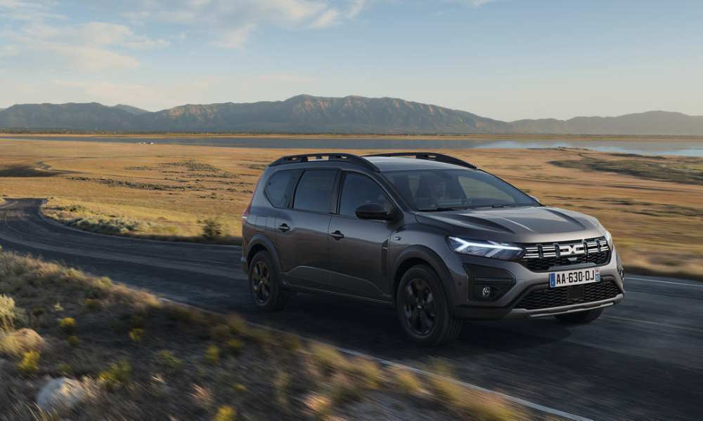 Dacia Jogger Hybrid 2023 ¾ delantera dinámico - Fuente: revista Motor Mundial