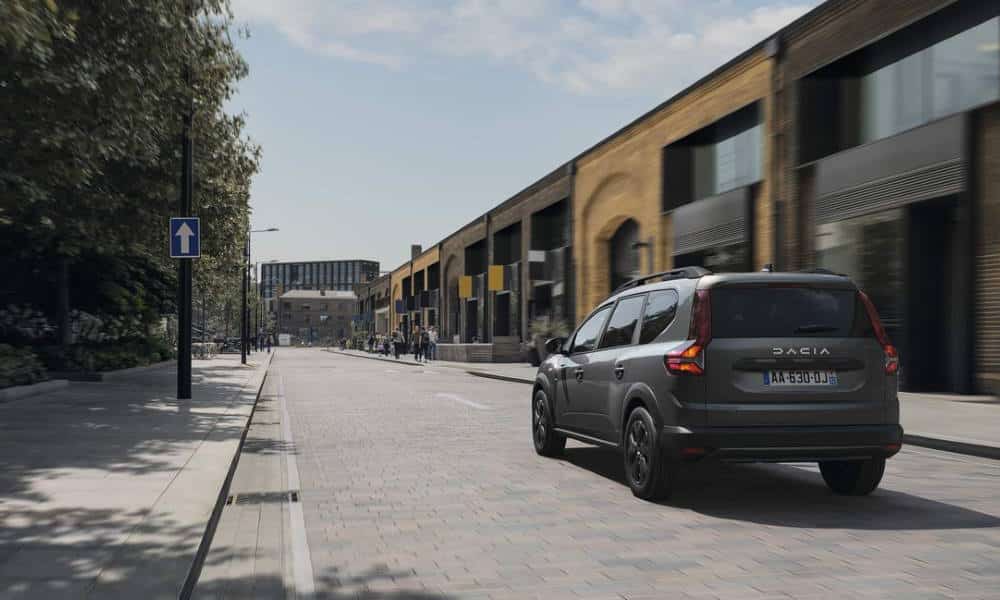 Dacia Jogger Hybrid 2023 ¾ trasera dinámico - Fuente: revista Motor Mundial