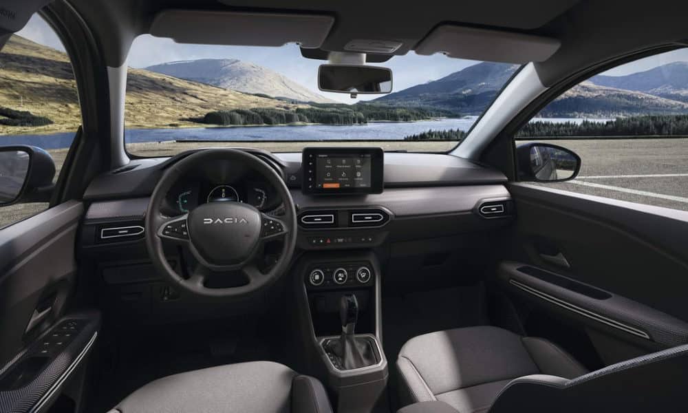 Dacia Jogger Hybrid 2023 salpicadero - Fuente: revista Motor Mundial