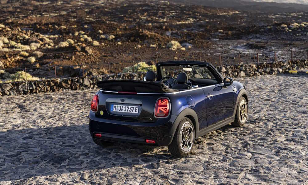 Mini Cooper SE Cabrio Eléctrico ¾ trasera - Fuente: revista Motor Mundial