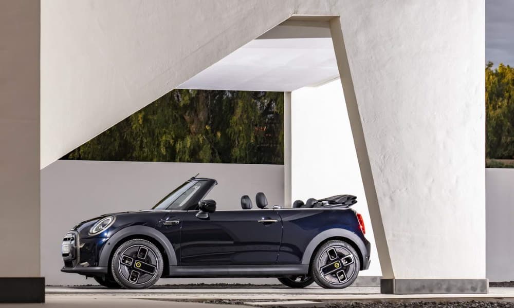 Mini Cooper SE Cabrio Eléctrico lateral - Fuente: revista Motor Mundial