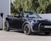 Mini Cooper SE Cabrio Eléctrico ¾ delantera - Fuente: revista Motor Mundial