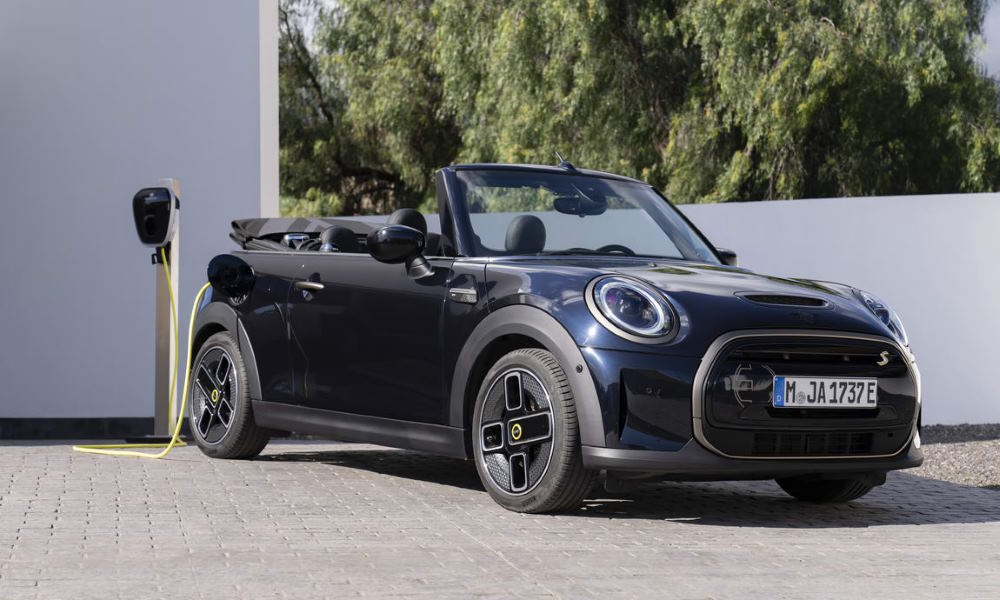 Mini Cooper SE Cabrio Eléctrico ¾ delantera - Fuente: revista Motor Mundial