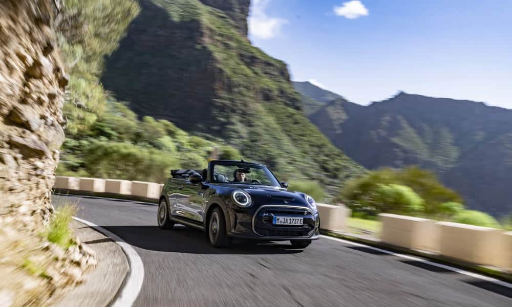 Mini Cooper SE Cabrio Eléctrico ¾ delantera - Fuente: revista Motor Mundial