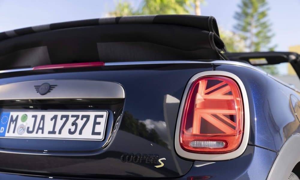 Mini Cooper SE Cabrio Eléctrico piloto trasero - Fuente: revista Motor Mundia