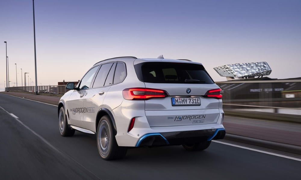 BMW IX5 Hidrogen ¾ trasera dinámico - Fuente: revista Motor Mundial