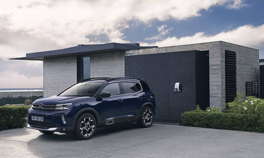 Citroën C5 Aircross Plug-In Hybrid cargando - Fuente: revista Motor Mundial