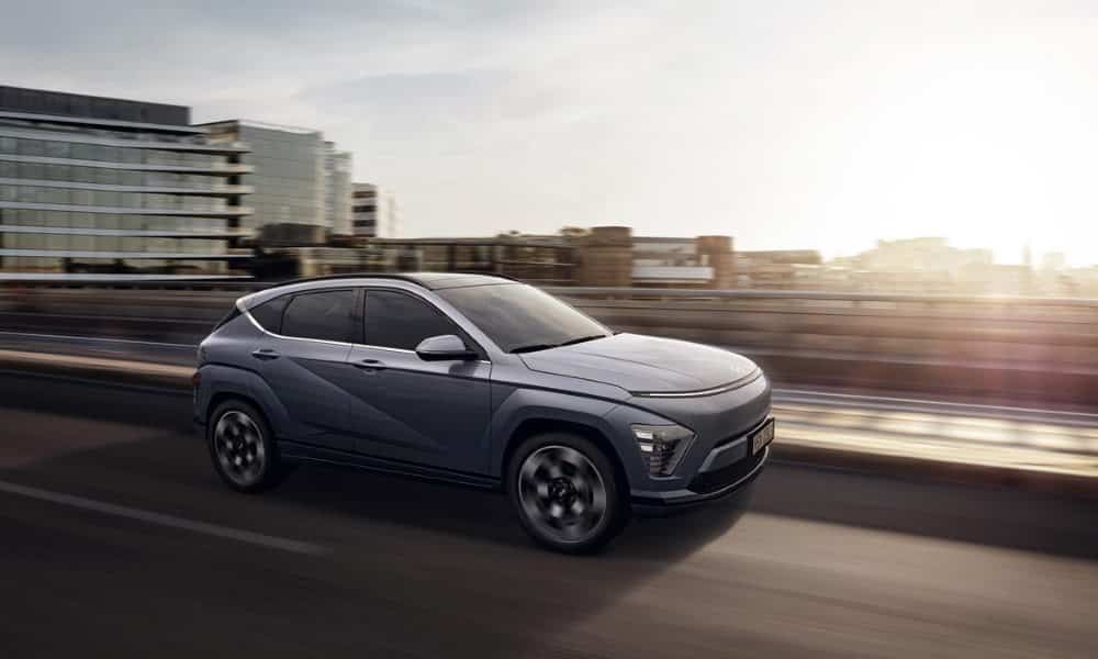 Hyundai Kona 2023 lateral dinámico - Fuente: revista Motor Mundial