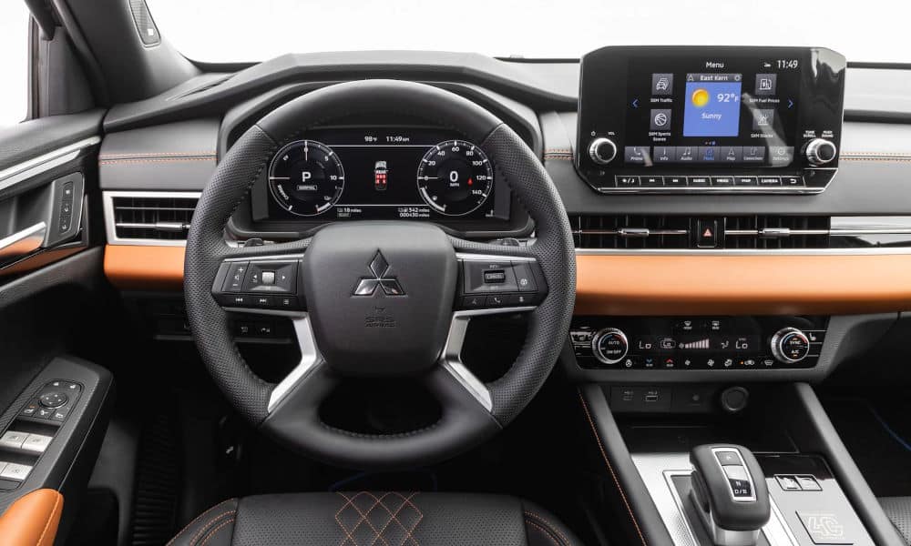 Mitsubishi Outlander PHEV 2023 salpicadero - Fuente: revista Motor Mundial