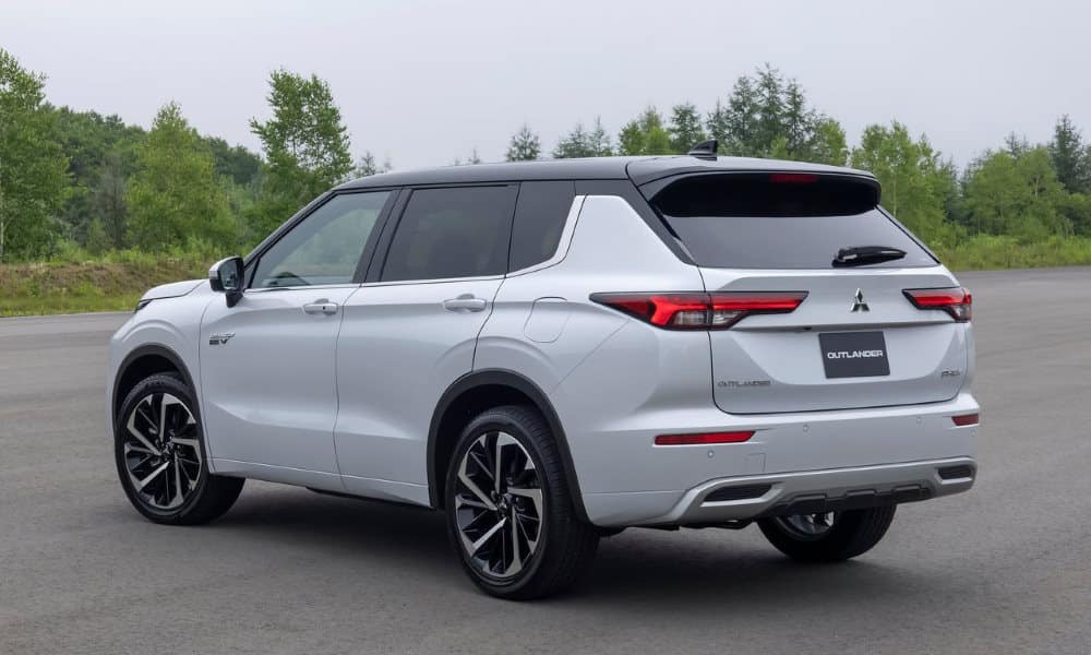 Mitsubishi Outlander PHEV 2023 ¾ trasera - Fuente: revista Motor Mundial