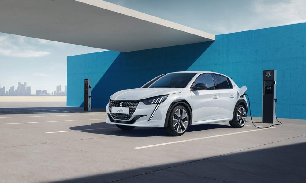 Peugeot e-208 ¾ delantera en recarga - Fuente: revista Motor Mundial