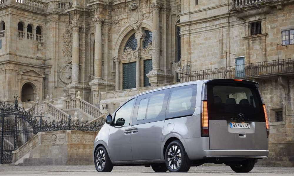 Hyundai Staria ¾ trasera - Fuente: revista Motor Mundial