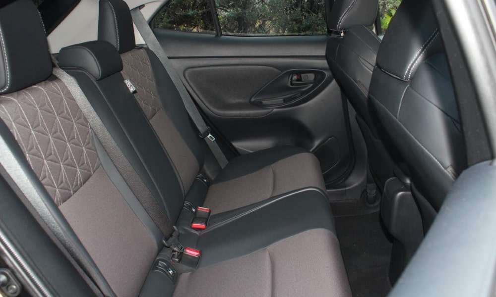 Toyota Yaris Cross Hybrid Style interior trasera - Fuente: revista Motor Mundial