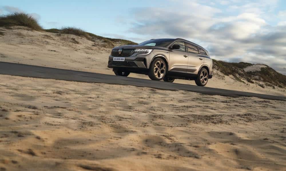 Renault Espace E-Tech Full Hybrid 2023 ¾ trasera - Fuente: revista Motor Mundial