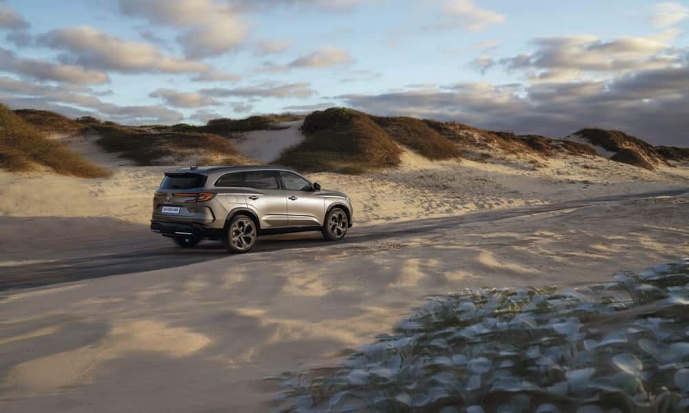 Renault Espace E-Tech Full Hybrid 2023 ¾ delantera - Fuente: revista Motor Mundial