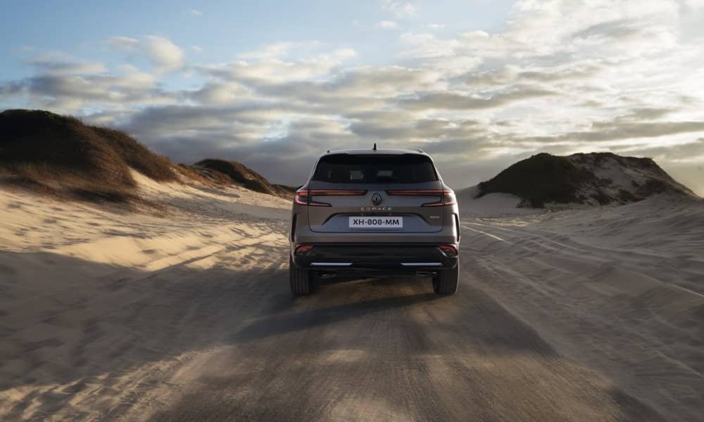 Renault Espace E-Tech Full Hybrid 2023 trasera - Fuente: revista Motor Mundial