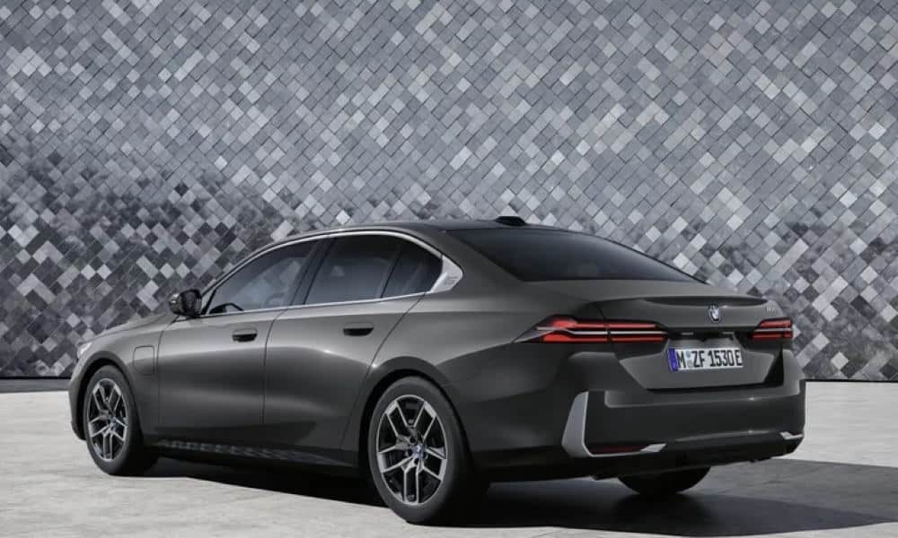 BMW Serie 5 2024 ¾ trasera - Fuente: revista Motor Mundial