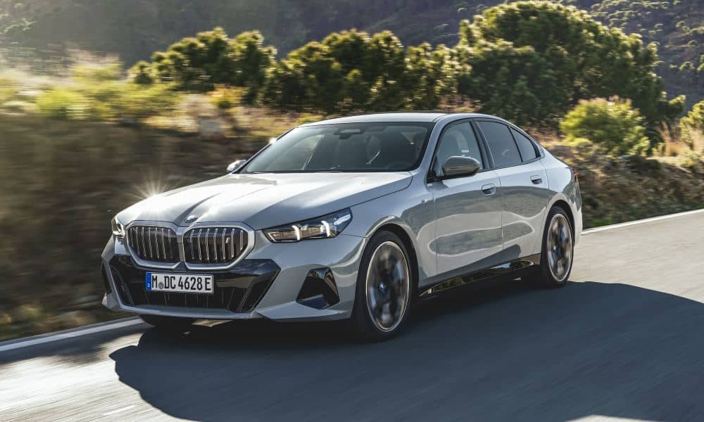 BMW Serie 5 2024 ¾ delantera dinámica - Fuente: revista Motor Mundial