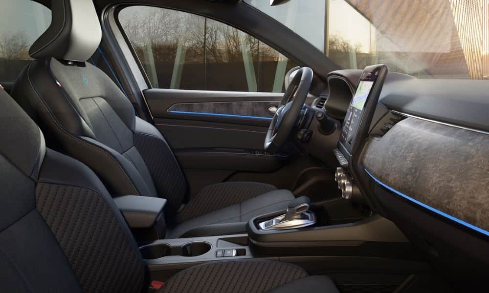 Renault Arkana 2024 interior delantera - Fuente: revista Motor Mundial