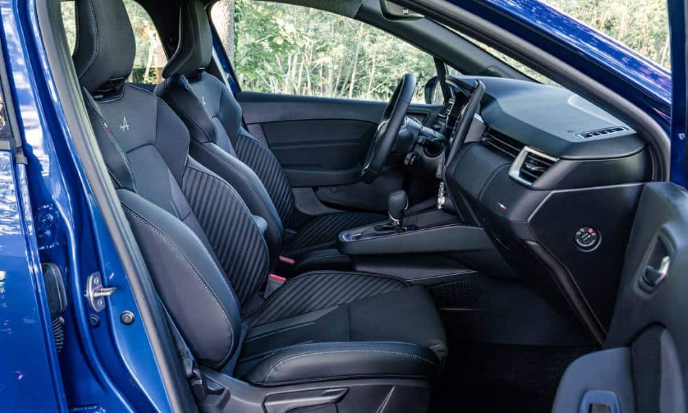Renault Clio 2023 interior trasera - Fuente: revista Motor Mundial