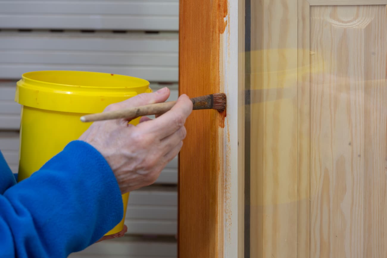 como pintar puertas de madera