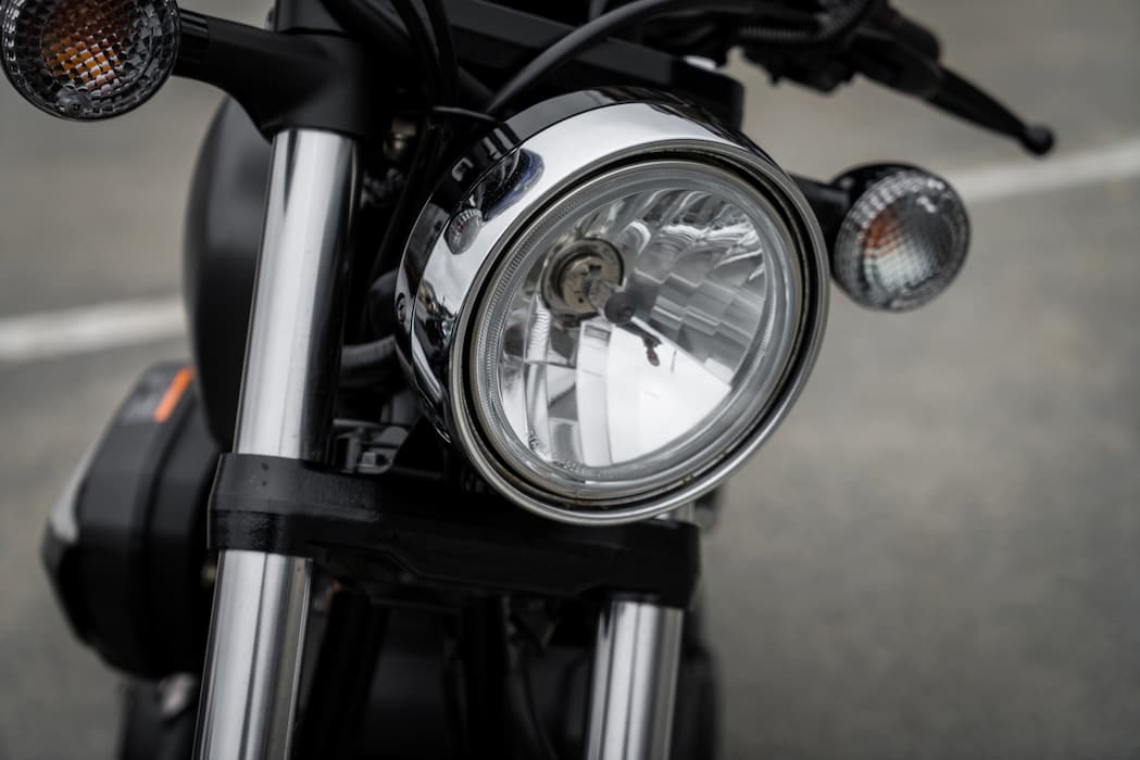 luces de carretera y cruce motocicleta 