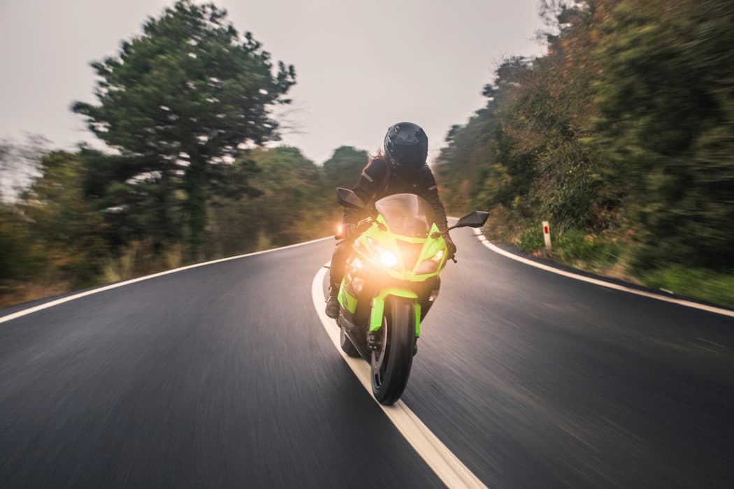 si conduce una motocicleta y hay niebla ligera qué alumbrado debe utilizar