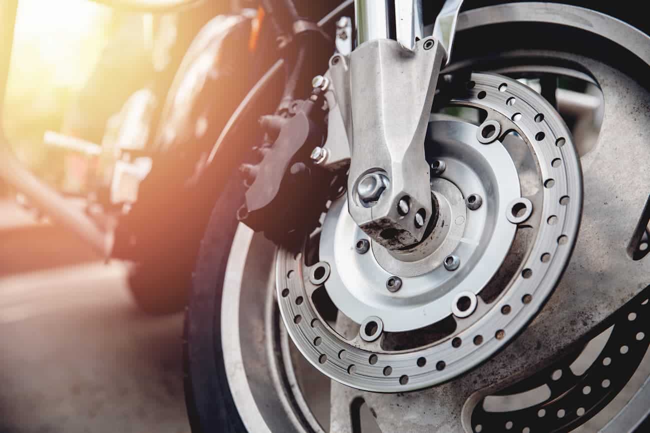 como frenar correctamente una moto