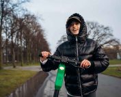 patinete eléctrico con lluvia